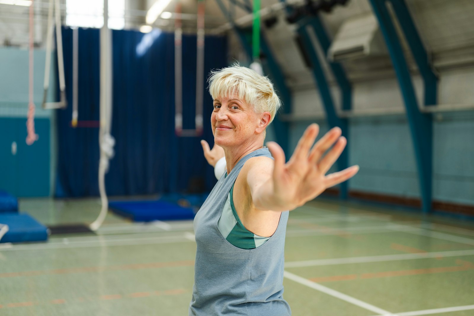 Mulher sénior a treinar num pavilhão desportivo